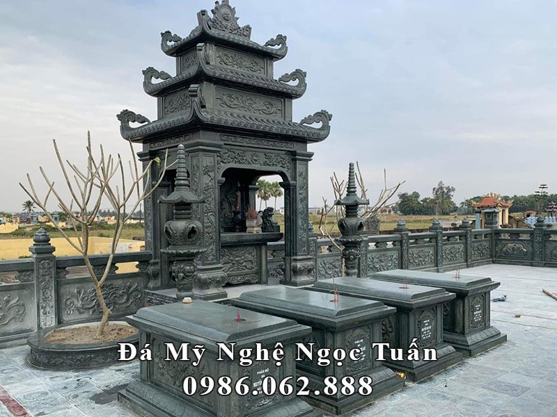 Mẫu Lăng thờ hộp trong khuôn viên khu lăng mộ đá.